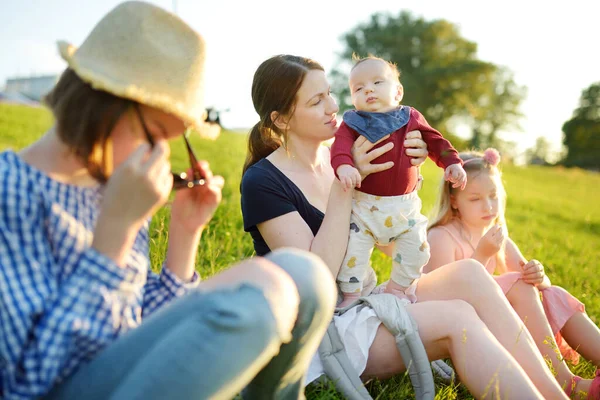 Madre Tres Niños Divierten Día Verano Parque Ciudad Adorable Niño — Foto de Stock