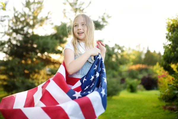 Linda Joven Sosteniendo Bandera Americana Aire Libre Hermoso Día Verano — Foto de Stock
