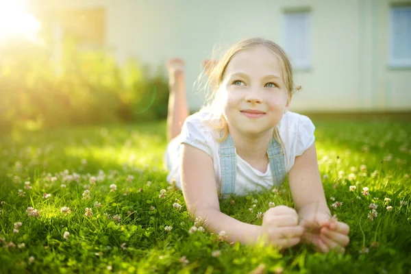 晴れた夏の夜に裏庭の芝生で楽しんでいる面白い若い女の子 子供のための夏の活動 — ストック写真