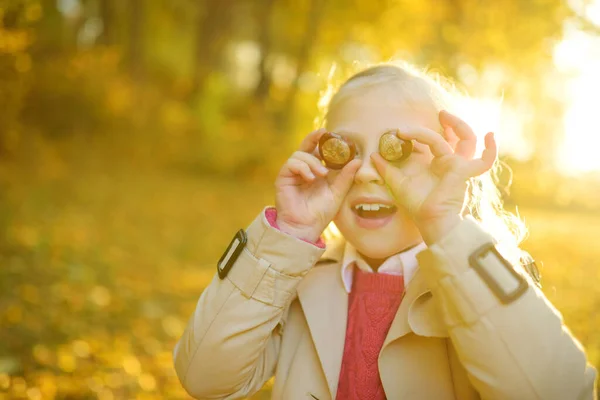 Bedårande Ung Flicka Som Har Roligt Vacker Höstdag Glada Barn — Stockfoto