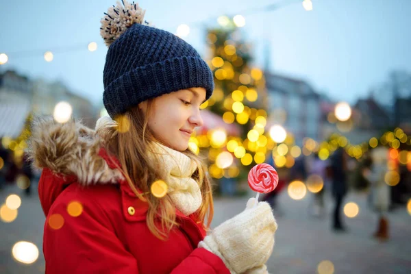 Menina Bonito Ter Pirulito Listrado Feira Natal Tradicional Riga Letônia — Fotografia de Stock