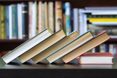 Bir kitap kitap rafı arka plan üzerine yığını.