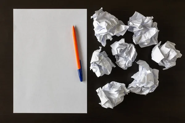 Una Hoja Blanca Blanco Con Una Pluma Montón Papel Arrugado — Foto de Stock