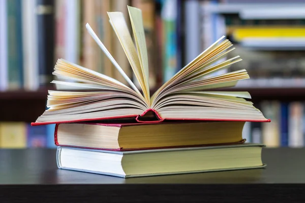 Kitap rafı arka plan üzerine açık bir kitap.