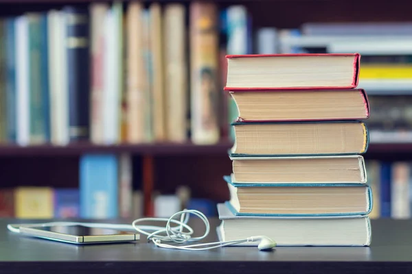 Uma Pilha Livros Telefone Celular Com Fones Ouvido Fundo Estantes — Fotografia de Stock