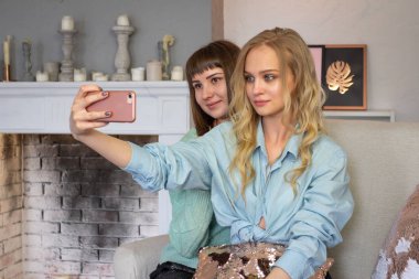 Mutlu genç kadının bir grup selfie odasında yapması.
