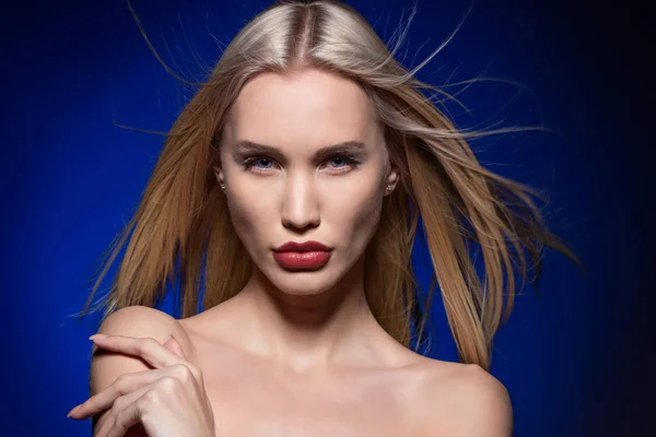 Portrait Femme Luxe Avec Maquillage Mode Longs Cheveux Blancs Sur — Photo
