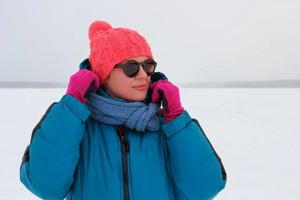Porträtt Äldre Kvinna Jacka Hatt Och Solglasögon Bakgrunden Ett Vinterlandskap — Stockfoto