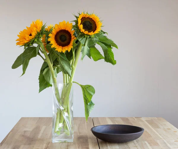 Sunflowers Glass Vase Wooden Dish Wooden Table — Stock Photo, Image