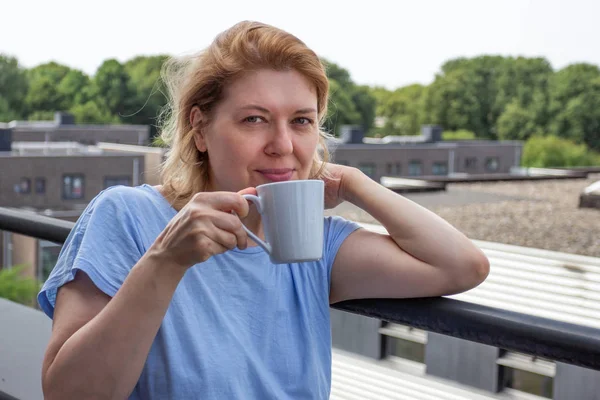 Mulher Idosa Feliz Desfrutando Uma Xícara Café Manhã Terraço — Fotografia de Stock