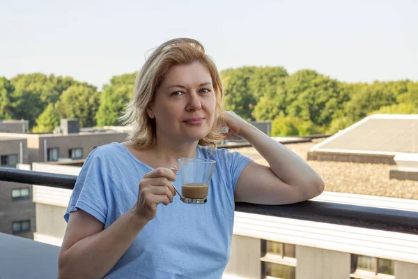 Nöjd Äldre Kvinna Njuter Morgon Kopp Kaffe Stående Terrassen — Stockfoto