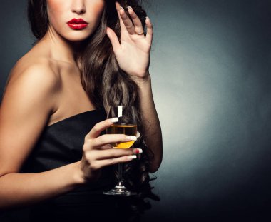 Bir kadeh beyaz şarap seksi kadınla. Moda parti konsept.
