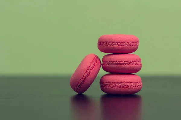 Uma Pilha Tortas Macaroon Rosa Superfície Mesa Close — Fotografia de Stock