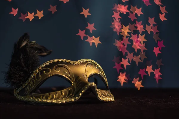 お祭りのライトの背景にカーニバル マスク — ストック写真