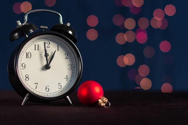 Relógio Alarme Mostra Dois Minutos Doze Fundo Luzes Férias Conceito — Fotografia de Stock
