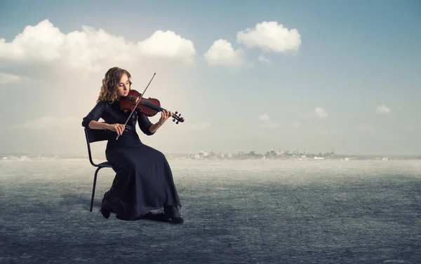 Young Woman Playing Violin Sitting Chair Outdoors — Stock Photo, Image