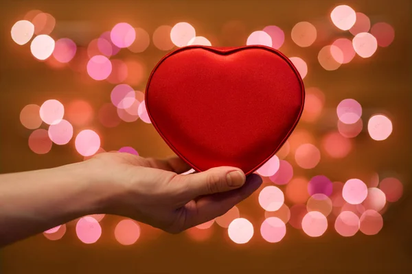 Hjärtat Håller Noggrant Kvinnans Hand Ljus Bakgrund — Stockfoto