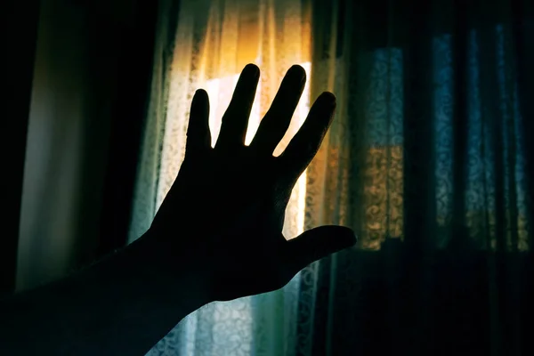 Parlak Işık Penceresinden Kimden Saklanıyor Bir Adamın Elini Karanlık Siluet — Stok fotoğraf