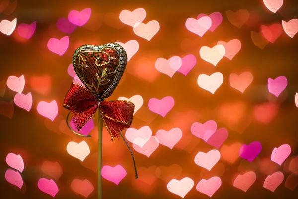 Souvenir Herzform Auf Dem Hintergrund Von Weihnachtslichtern Valentinstag — Stockfoto