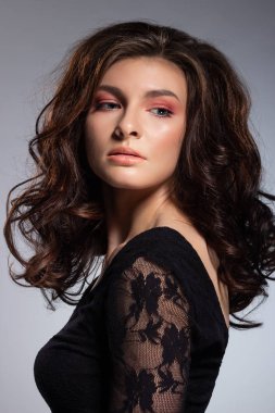 Lüks siyah saçlı güzel bir genç kadının moda fotoğraf.