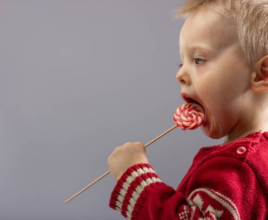Sevimli küçük çocuk bir lolipop yemek yakın çekim.