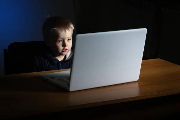 Little Boy Uses Laptop Dark — Stock Photo, Image