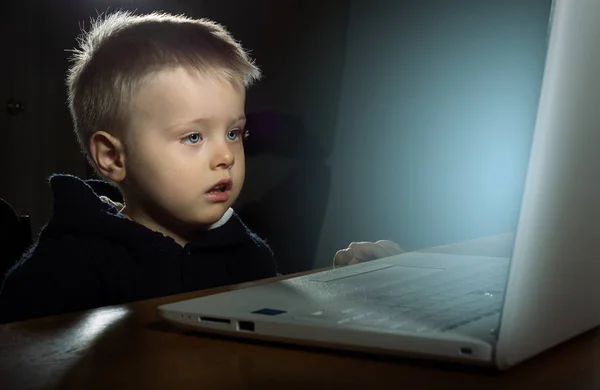 Little Boy Uses Laptop Dark — Stock Photo, Image