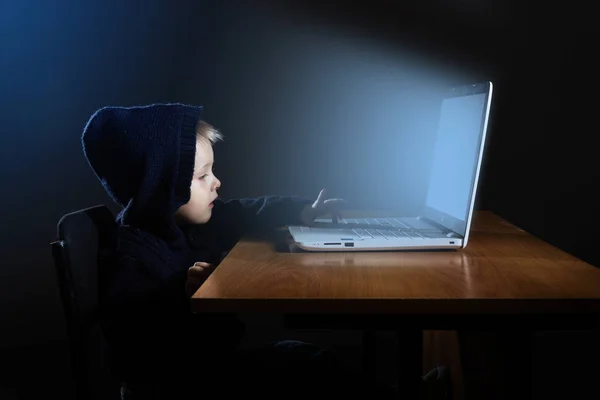 Маленький Мальчик Черном Капюшоне Использует Ноутбук Темноте — стоковое фото