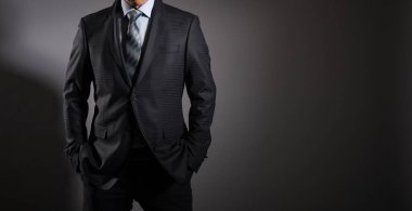 Bir erkekte koyu arka plan üzerinde şık bir takım elbise. Erkek moda.