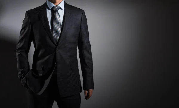Bir Erkekte Koyu Arka Plan Üzerinde Şık Bir Takım Elbise — Stok fotoğraf