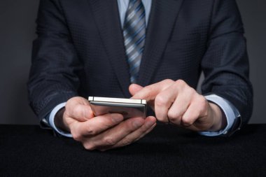 İşadamı onun cep telefonu dokunmatik ekran ile çalışır.