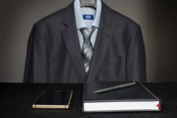 Kleidung Und Accessoires Eines Erfolgreichen Geschäftsmannes Notizbuch Stift Und Handy — Stockfoto