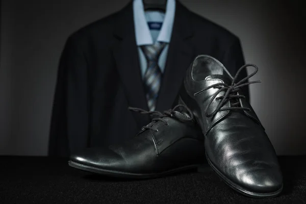 Schwarze Herrenschuhe Auf Dem Hintergrund Eines Klassischen Herrenanzugs Bekleidungsunternehmer — Stockfoto