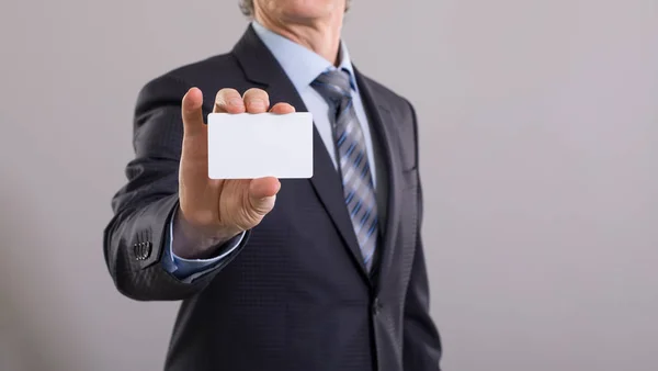 Mão Homem Negócios Com Cartão Branco Fundo Cinza — Fotografia de Stock