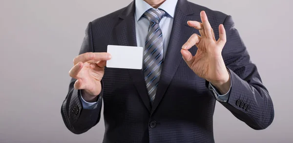 Mãos Homem Negócios Com Cartão Branco Gesto Fundo Cinza — Fotografia de Stock
