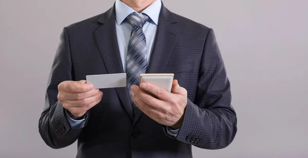 Rękach Biznesmena Karty Kredytowe Telefon Komórkowy — Zdjęcie stockowe