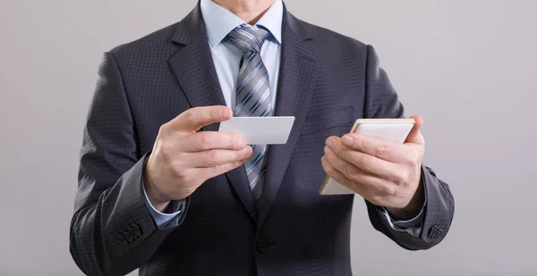 Affärsmannens Händer Med Kreditkort Och Mobiltelefon — Stockfoto