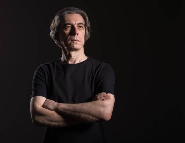 Ciddi bir adamın bir şey düşünmesinin portresi.