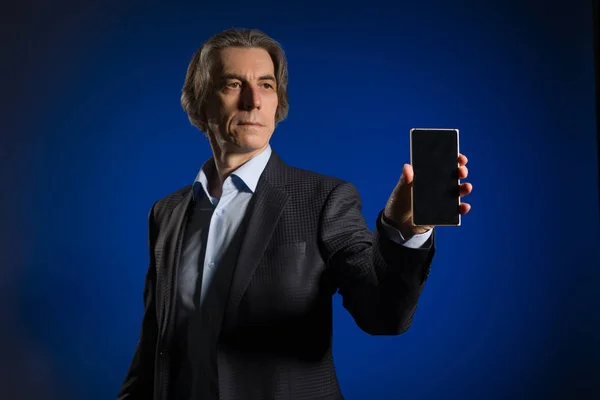 Elegante Uomo Affari Mostra Uno Schermo Del Telefono Cellulare Allo — Foto Stock