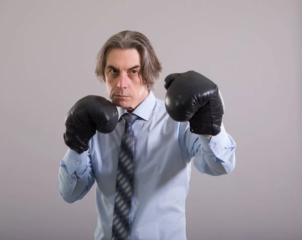Geschäftsmann Boxhandschuhen Auf Grauem Hintergrund — Stockfoto