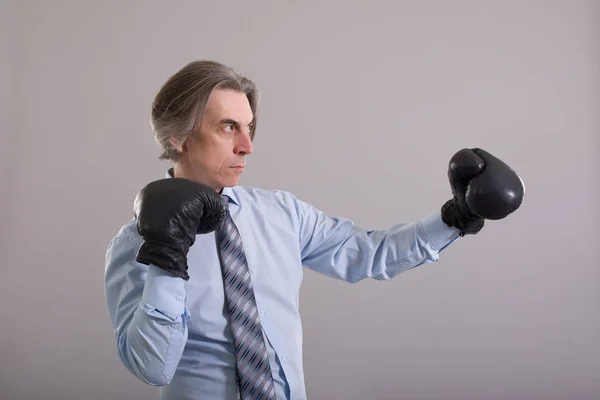 灰色の背景上のボクシング グローブの実業家 — ストック写真