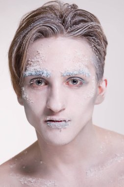 Beyaz arka plan üzerinde kış tarzında yüz sanatı ile güzel genç adam.