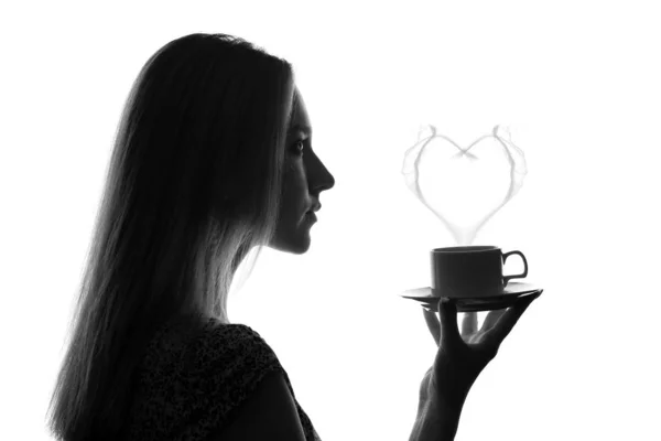 一个年轻的美丽女人的肖像 一杯咖啡和蒸汽在心脏的形状 — 图库照片