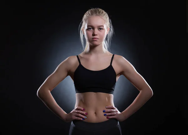 Atleta Femenina Sobre Fondo Oscuro —  Fotos de Stock