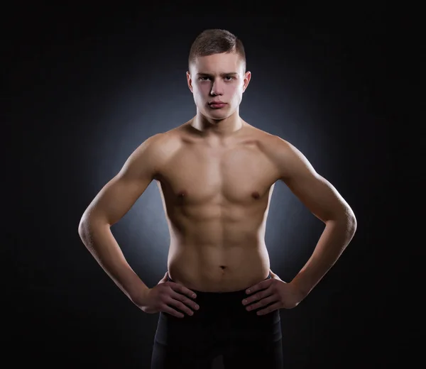Junge Männliche Athletin Auf Dunklem Hintergrund — Stockfoto
