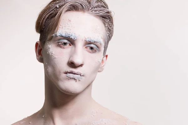 Bello Giovane Uomo Con Viso Arte Stile Invernale Sfondo Bianco — Foto Stock