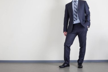 Zarif takım elbiseli bir işadamı, duvara karşı duruyor ve metin için yer var..