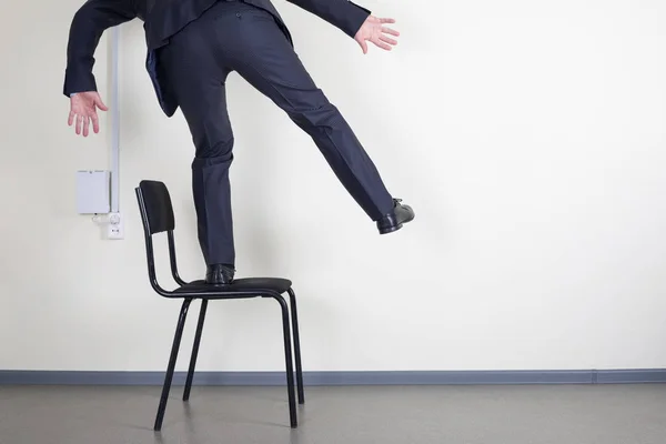 Empresário Equilibrando Uma Cadeira Escritório Contra Parede Com Espaço Para — Fotografia de Stock