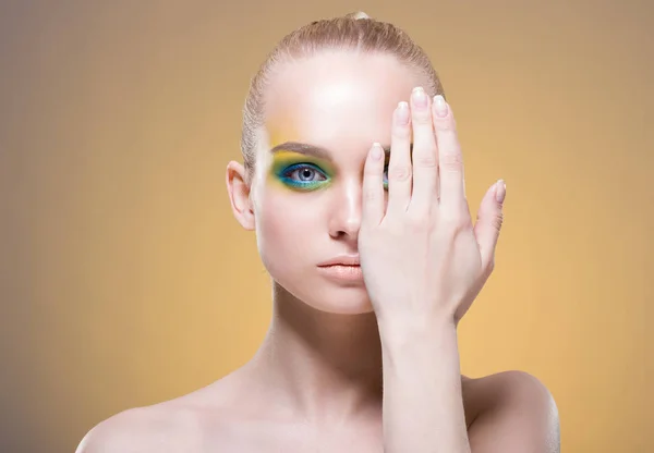 Beautiful Woman Bright Makeup Covers One Eye Her Hand Yellow — Stock Photo, Image