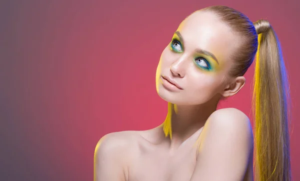 Hermosa Mujer Con Maquillaje Brillante Pelo Largo Rubio Sobre Fondo — Foto de Stock